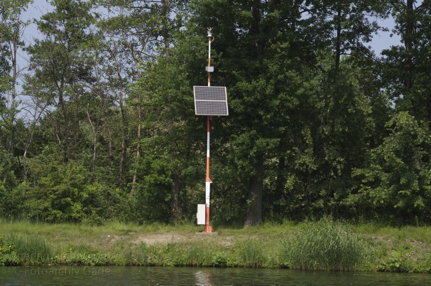 Brandenburg. Ketzin. Leuchtzeichen für die Schifffahrt. Solarzelle
9. 6. 2013. Brandenburg. Ketzin. Fluss Havel. Leuchtzeichen für die Schifffahrt. Solarzelle
Schlüsselwörter: Brandenburg;Deutschland;Fluss;Germany;Havel;Ketzin;Leuchtzeichen;2013;Solarzelle