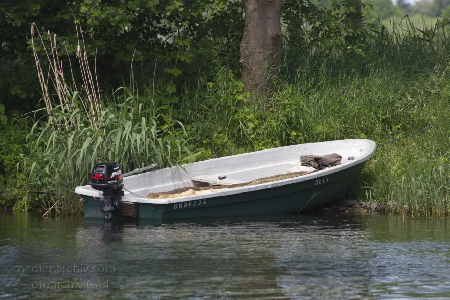 Brandenburg. Ketzin. Havel. Angelkahn mit Außenborder
9. 6. 2013. Brandenburg. Ketzin. Fluss Havel. Angelkahn mit Außenborder. Motorboot. Anka Ruderboot
Schlüsselwörter: 2013;Angelkahn;Anka;Boote;Brandenburg;Deutschland;Fluss;Germany;Havel;Ketzin;Motorboote