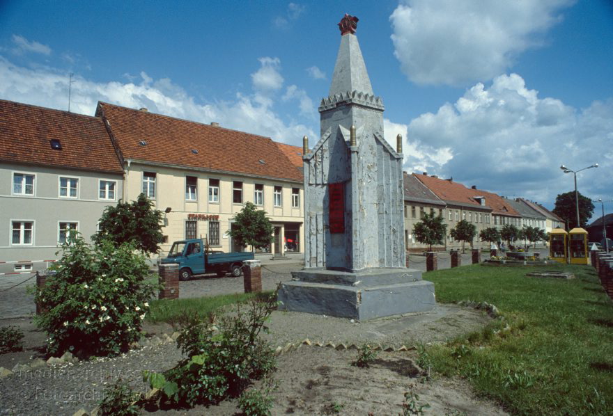 Brandenburg. Miliärisches Denkmal der Sowjettruppen
1994. Brandenburg, Miliärisches Denkmal der Sowjettruppen
Schlüsselwörter: Deutschland;1994;Brandenburg;Germany