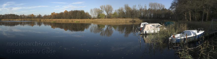 Brandenburg. Kremmen. See
7. 11. 2009. Brandenburg. Kremmen. See im Wald- und Seegut Kremmen. Schilfgürtel. Boote.  (Panorama aus mehreren Fotos)
Schlüsselwörter: Boote;Brandenburg;Deutschland;Germany;Kremmen;Panorama;Schilf;2009;See