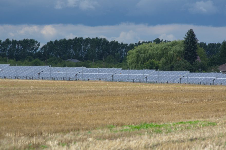 Brandenburg. Kremmen. Photovoltaikanlage. Sonnenenergie. Stromerzeugung
15. 7. 2012. Brandenburg. Kremmen. Photovoltaikanlage. Sonnenenergie. Stromerzeugung. alternative Energie
Schlüsselwörter: Alternative Energie;Brandenburg;Deutschland;Energie;Germany;Kremmen;Photovoltaik;2012;Stromerzeugung