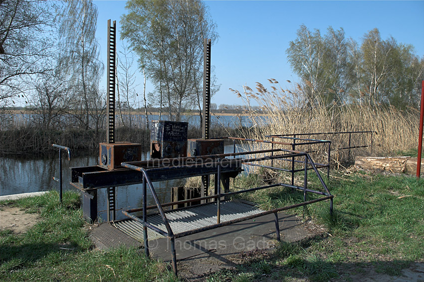 Linum. bekannt als Storchendorf.
10. 4. 2009. Brandenburg. Linum. Rhinluch. bekannt als Storchendorf. Wasserwehr am Teich.
Schlüsselwörter: Deutschland;Germany;Linum;Rhinluch;Schilfgürtel;2009;Brandenburg;Teiche