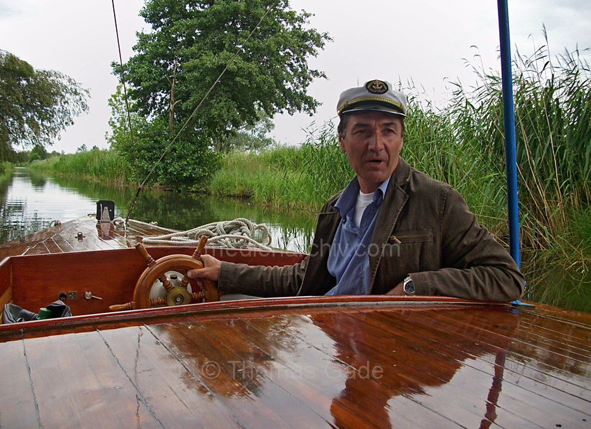Linum. Boot
19. 7. 2009. Brandenburg. Linum. Kapitän des Bootes Atlantis auf dem Altmannkanal
Schlüsselwörter: Altmannkanal;Amtmannschiffer;Boot;Boote;Brandenburg;Deutschland;Germany;Kapitän;Linum;2009;Rhinluch