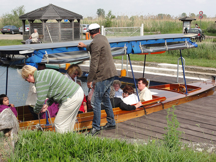 Linum. Solargetriebenes Boot 'Atlantis'
29. 5. 2011. Brandenburg. Linum. Passagiere beim Einsteigen in das solargetriebene Motorboot 'Atlantis' auf dem Amtmannkanal
Schlüsselwörter: Amtmannkanal;Amtmannschiffer;Boot;Boote;Brandenburg;Deutschland;Germany;Linum;Motorboot;Rhinluch;2011;Warmt, Ingo