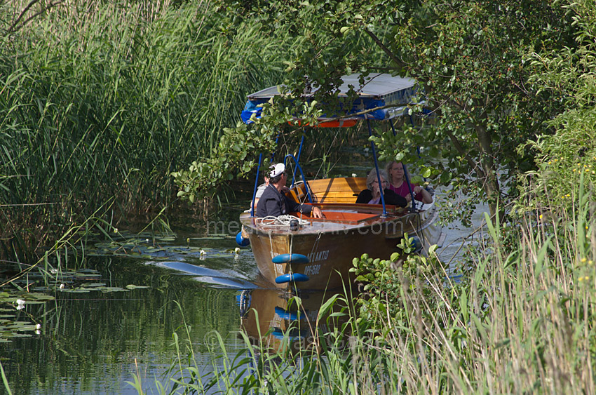Linum. Motorboot auf dem Amtmannkanal
15. 7. 2012. Brandenburg. Linum. Amtmannkanal. Amtmannschiffer Ingo Warmt mit Touristen auf seinem solarbetriebenen Motorboot
Schlüsselwörter: Amtmannkanal;Boot;Brandenburg;Deutschland;Germany;Linum;Motorboot;2012;Rhinluch