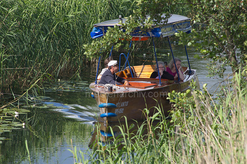Linum. Motorboot auf dem Amtmannkanal
15. 7. 2012. Brandenburg. Linum. Amtmannkanal. Amtmannschiffer Ingo Warmt mit Touristen auf seinem solarbetriebenen Motorboot
Schlüsselwörter: Amtmannkanal;Amtmannschiffer;Boot;Brandenburg;Deutschland;Germany;Linum;Motorboot;2012;Rhinluch