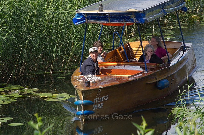 Linum. Motorboot auf dem Amtmannkanal
15. 7. 2012. Brandenburg. Linum. Amtmannkanal. Amtmannschiffer Ingo Warmt mit Touristen auf seinem solarbetriebenen Motorboot
Schlüsselwörter: Amtmannkanal;Amtmannschiffer;Boot;Brandenburg;Deutschland;Germany;Linum;Motorboot;2012;Rhinluch