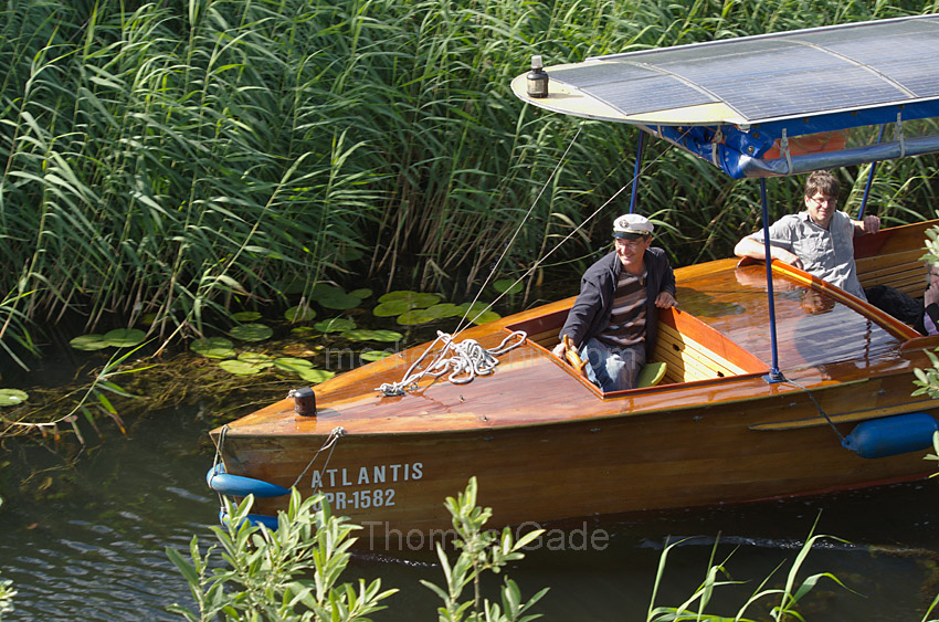 Linum. Motorboot auf dem Amtmannkanal
15. 7. 2012. Brandenburg. Linum. Amtmannkanal. Amtmannschiffer Ingo Warmt mit Touristen auf seinem solarbetriebenen Motorboot
Schlüsselwörter: Amtmannkanal;Amtmannschiffer;Boot;Brandenburg;Deutschland;Germany;Linum;Motorboot;2012;Rhinluch