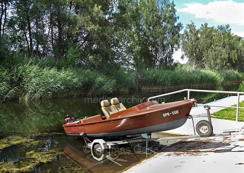 Linum. Boot an der Slipstelle am Amtmannkanal
17. 6. 2012. Brandenburg. Ruppiner Land. Rhinluch. Linum. Boot an der Slipstelle am Amtmannkanal. Motorboot
Schlüsselwörter: Amtmannkanal;Boot;Boote;Brandenburg;Deutschland;Germany;Linum;Motorboot;Rhinluch;Ruppiner Land;2012;Slipstelle