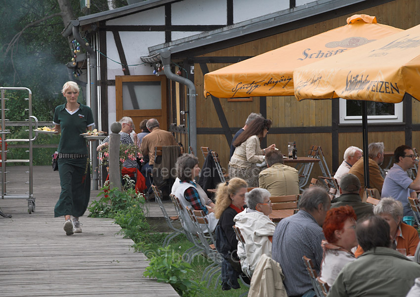 Linum.
23. 5. 2010. Brandenburg. Linum. Serviererin in der Gaststätte an den Teichen.
Schlüsselwörter: Deutschland;Gaststätte;Germany;Linum;Restaurant;Rhinluch;2010;Brandenburg;Serviererin