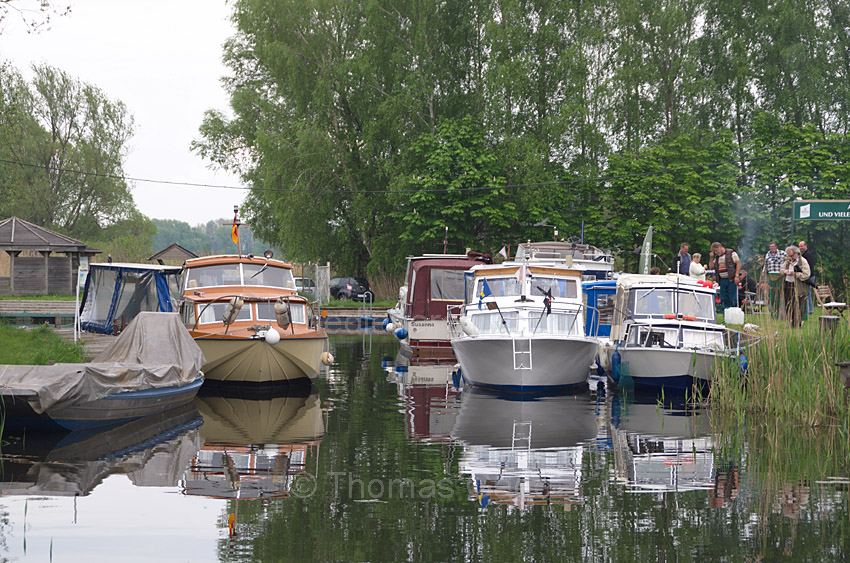 Motorboote im Hafen Linum.
11. 5. 2013. Brandenburg. Linum. Sportboote im sogenannten Hafen Linum. Eine Reisegruppe mit mehreren Motorbooten belegt alle freien Plätze.
Schlüsselwörter: Boot;Brandenburg;Deutschland;Germany;Hafen;Linum;2013;Motorboote