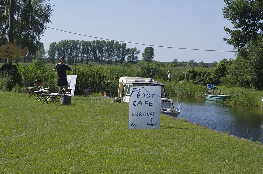 Linum. Boots-Cafe Coronett
6. 7. 2013. Brandenburg. Linum. Improvisierter Kaffee und Kuchenverkauf aus einem Boot am Amtmannkanal. Boots-Cafe Coronett
Schlüsselwörter: Amtmannkanal;Boot;Brandenburg;Cafe;Deutschland;Germany;2013;Linum