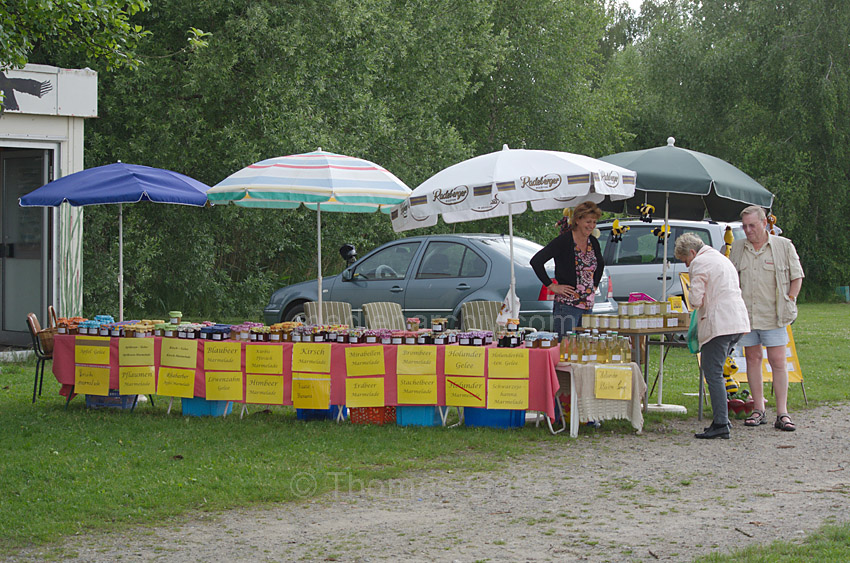 Linum.
23. 6. 2012. Brandenburg. Ruppiner Land. Rhinluch. Linum. Verkaufsstand für Marmeladen, eingemachte Früche und Saft. Sonnenschirme
Schlüsselwörter: Deutschland;Germany;Linum;Markt;Rhinluch;Ruppiner Land;2012;Brandenburg;Sonnenschirme