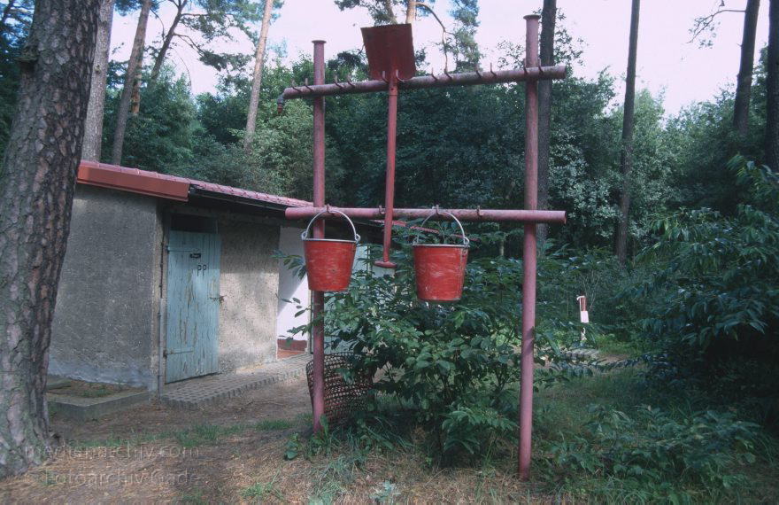 Brandenburg. Lychen
August 1996. Brandenburg. Lychen. Campingplatz. Löschwerkzeuge. Schaufel und Eimer. Brandschutz
Schlüsselwörter: Campingplatz;Deutschland;Germany;1996;Brandenburg;Lychen