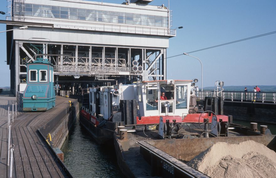 Brandenburg. Schiffshebewerk in Niederfinow bei Eberswalde
April 1995. Brandenburg. Schiffshebewerk in Niederfinow bei Eberswalde.
Schlüsselwörter: Binnenschifffahrt;Boote;Brandenburg;Deutschland;Eberswalde;Germany;Niederfinow;Schiffe;Schifffahrt;1995;Schiffshebewerk