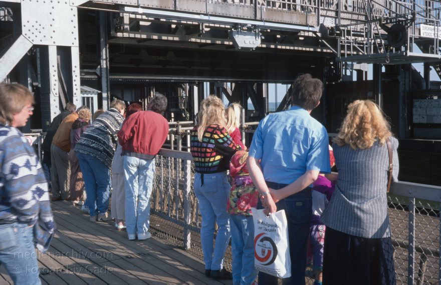 Brandenburg. Schiffshebewerk in Niederfinow bei Eberswalde
April 1995. Brandenburg. Schiffshebewerk in Niederfinow bei Eberswalde.
Schlüsselwörter: Binnenschifffahrt;Boote;Brandenburg;Deutschland;Eberswalde;Germany;Niederfinow;Schiffe;Schifffahrt;1995;Schiffshebewerk