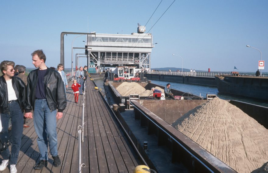 Brandenburg. Schiffshebewerk in Niederfinow bei Eberswalde
April 1995. Brandenburg. Schiffshebewerk in Niederfinow bei Eberswalde.
Schlüsselwörter: Binnenschifffahrt;Boote;Brandenburg;Deutschland;Eberswalde;Germany;Niederfinow;Schiffe;Schifffahrt;1995;Schiffshebewerk