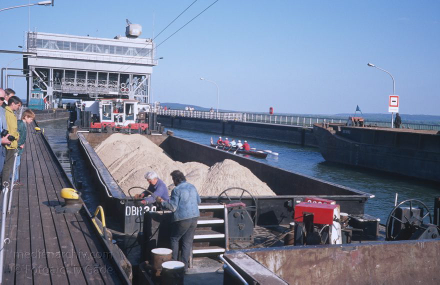 Brandenburg. Schiffshebewerk in Niederfinow bei Eberswalde
April 1995. Mark Brandenburg. Schiffshebewerk Niederfinow bei Eberswalde. Oder-Havel-Kanal
Schlüsselwörter: Binnenschiffahrt;Binnenschifffahrt;Boote;Brandenburg;Deutschland;Germany;Niederfinow;Oder-Havel-Kanal;Schiffe;Schifffahrt;1995;Schiffshebewerk