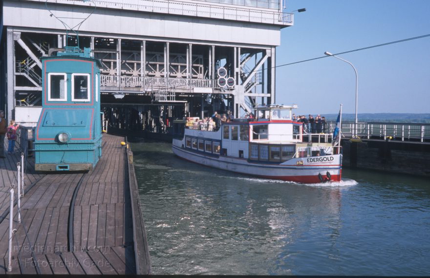Brandenburg. Schiffshebewerk in Niederfinow bei Eberswalde
April 1995. Mark Brandenburg. Schiffshebewerk Niederfinow bei Eberswalde. Oder-Havel-Kanal
Schlüsselwörter: Binnenschiffahrt;Binnenschifffahrt;Boote;Brandenburg;Deutschland;Germany;Niederfinow;Oder-Havel-Kanal;Schiffe;Schifffahrt;1995;Schiffshebewerk