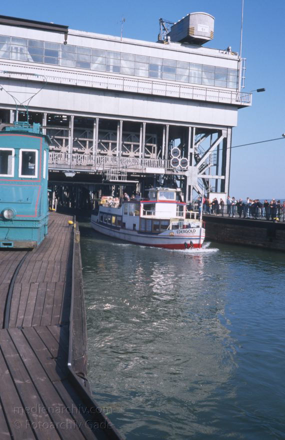 Brandenburg. Schiffshebewerk in Niederfinow bei Eberswalde
April 1995. Mark Brandenburg. Schiffshebewerk Niederfinow bei Eberswalde. Oder-Havel-Kanal
Schlüsselwörter: Binnenschiffahrt;Binnenschifffahrt;Boote;Brandenburg;Deutschland;Germany;Niederfinow;Oder-Havel-Kanal;Schiffe;Schifffahrt;1995;Schiffshebewerk