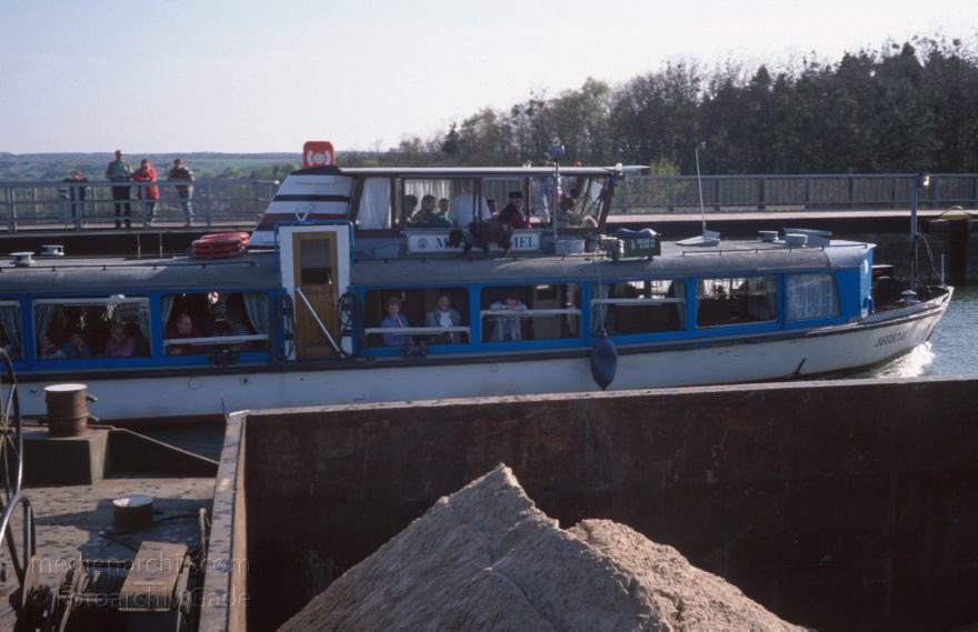 Brandenburg. Schiffshebewerk in Niederfinow bei Eberswalde
April 1995. Mark Brandenburg. Schiffshebewerk Niederfinow bei Eberswalde. Oder-Havel-Kanal
Schlüsselwörter: Binnenschiffahrt;Binnenschifffahrt;Boote;Brandenburg;Deutschland;Germany;Niederfinow;Oder-Havel-Kanal;Schiffe;Schifffahrt;1995;Schiffshebewerk