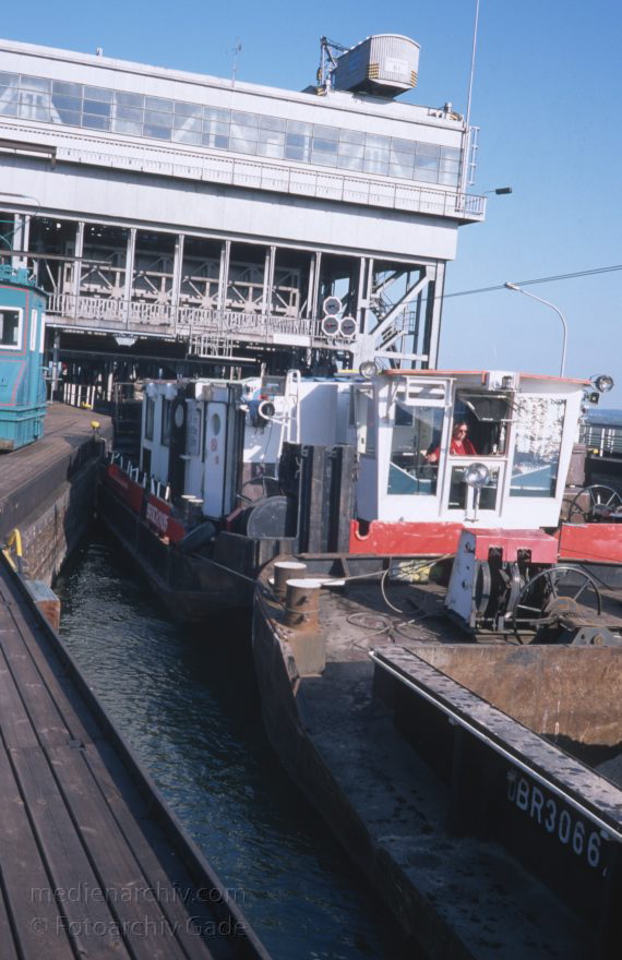 Brandenburg. Schiffshebewerk in Niederfinow bei Eberswalde
April 1995. Mark Brandenburg. Schiffshebewerk Niederfinow bei Eberswalde. Oder-Havel-Kanal
Schlüsselwörter: Binnenschiffahrt;Binnenschifffahrt;Boote;Brandenburg;Deutschland;Germany;Niederfinow;Oder-Havel-Kanal;Schiffe;Schifffahrt;1995;Schiffshebewerk