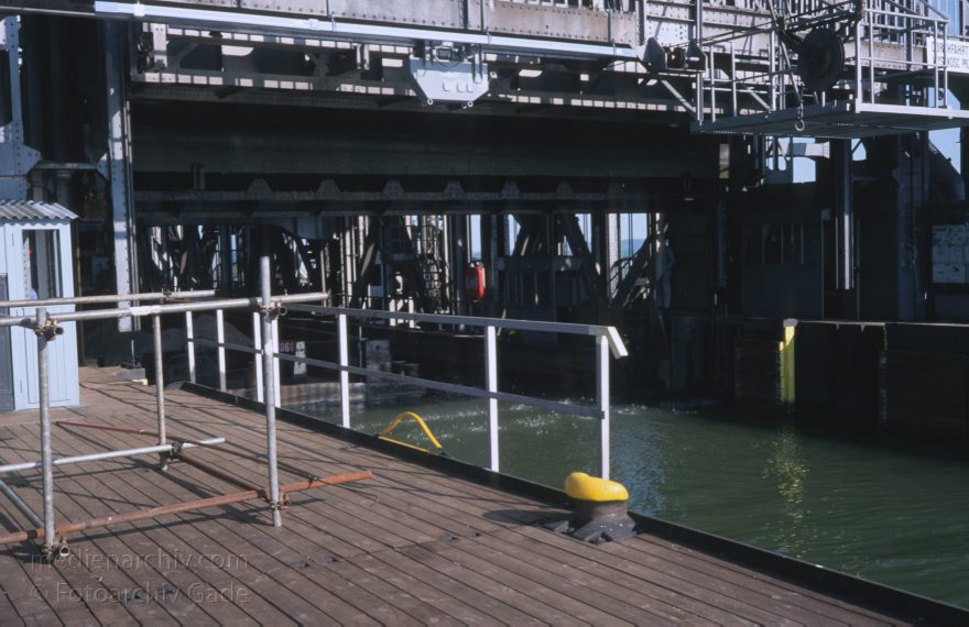 Brandenburg. Schiffshebewerk in Niederfinow bei Eberswalde
April 1995. Mark Brandenburg. Schiffshebewerk Niederfinow bei Eberswalde. Oder-Havel-Kanal
Schlüsselwörter: Binnenschiffahrt;Binnenschifffahrt;Boote;Brandenburg;Deutschland;Germany;Niederfinow;Oder-Havel-Kanal;Schiffe;Schifffahrt;1995;Schiffshebewerk