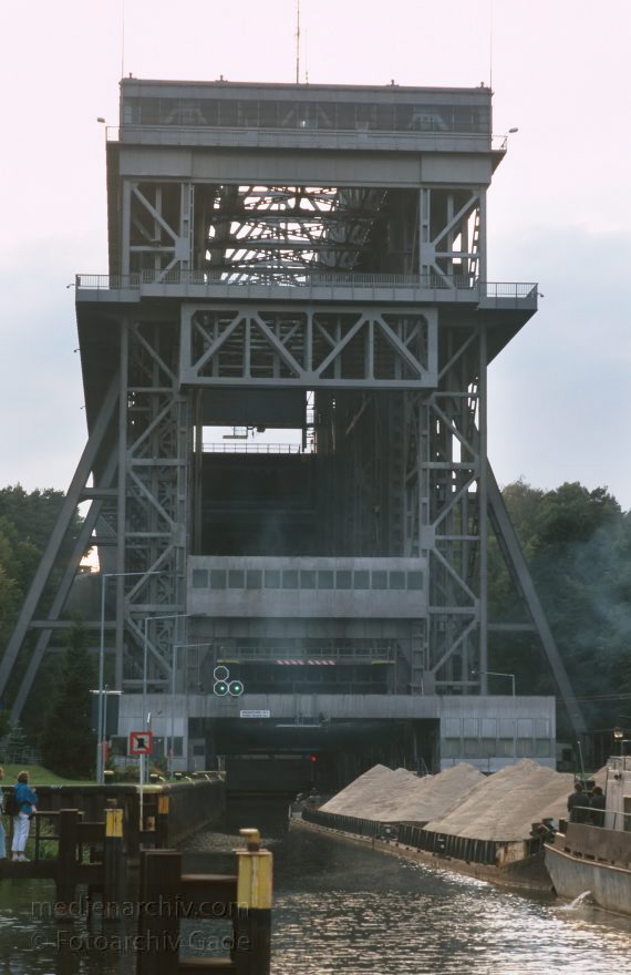 Brandenburg. Niederfinow. Schiffshebewerk
September 1996. Mark Brandenburg. Schiffshebewerk Niederfinow bei Eberswalde. Oder-Havel-Kanal. Binnenschifffahrt.
Schlüsselwörter: Binnenschifffahrt;Brandenburg;Deutschland;Germany;Niederfinow;Oder-Havel-Kanal;1996;Binnenschiffahrt;Schiffshebewerk