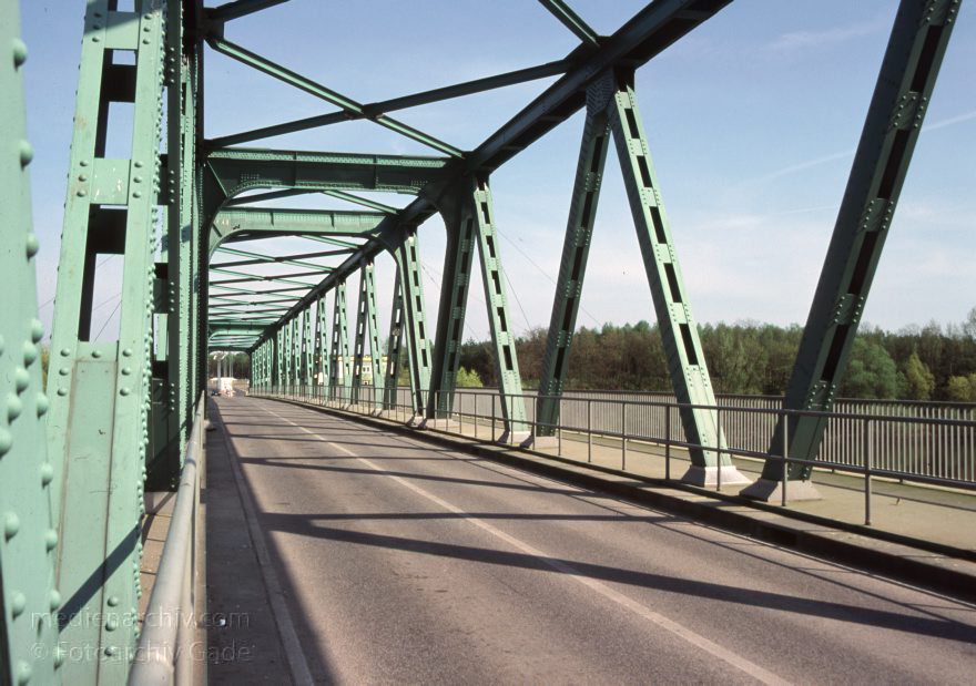 Brandenburg Oderbruch. Brücke über den Fluss Oder
29. 4. 2000. Brandenburg. Oderbruch. Brücke über den Fluss Oder
Schlüsselwörter: Brandenburg;Brücke;Deutschland;Fluss;Germany;Oder;2000;Oderbruch