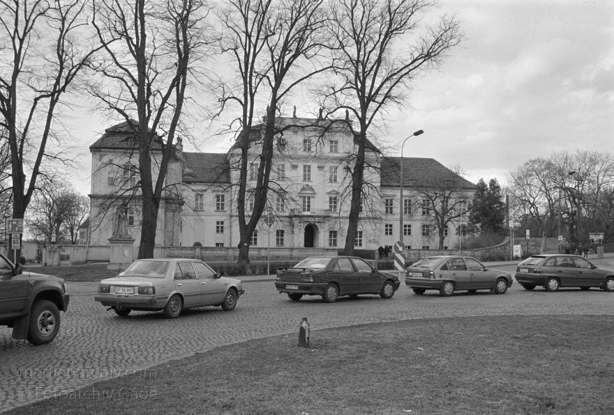 Brandenburg. Oranienburg. Schloss
7. 3. 1993. Brandenburg. Oranienburg. Schloss Oranienburg
Schlüsselwörter: Brandenburg;Deutschland;Germany;Oranienburg;1993;Schloss