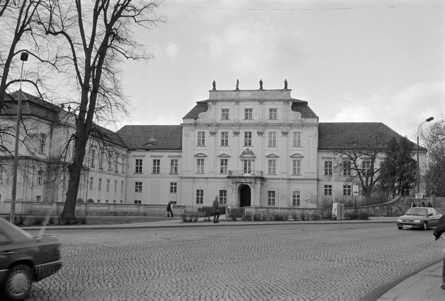 Brandenburg. Oranienburg. Schloss
7. 3. 1993. Brandenburg. Oranienburg. Schloss Oranienburg
Schlüsselwörter: Brandenburg;Deutschland;Germany;Oranienburg;1993;Schloss