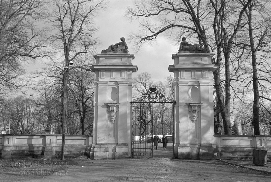 Brandenburg. Oranienburg. Schloss
7. 3. 1993. Brandenburg. Oranienburg. Schloss Oranienburg. Eingang zum Schlosspark. Portal
Schlüsselwörter: Brandenburg;Deutschland;Germany;Oranienburg;1993;Schloss