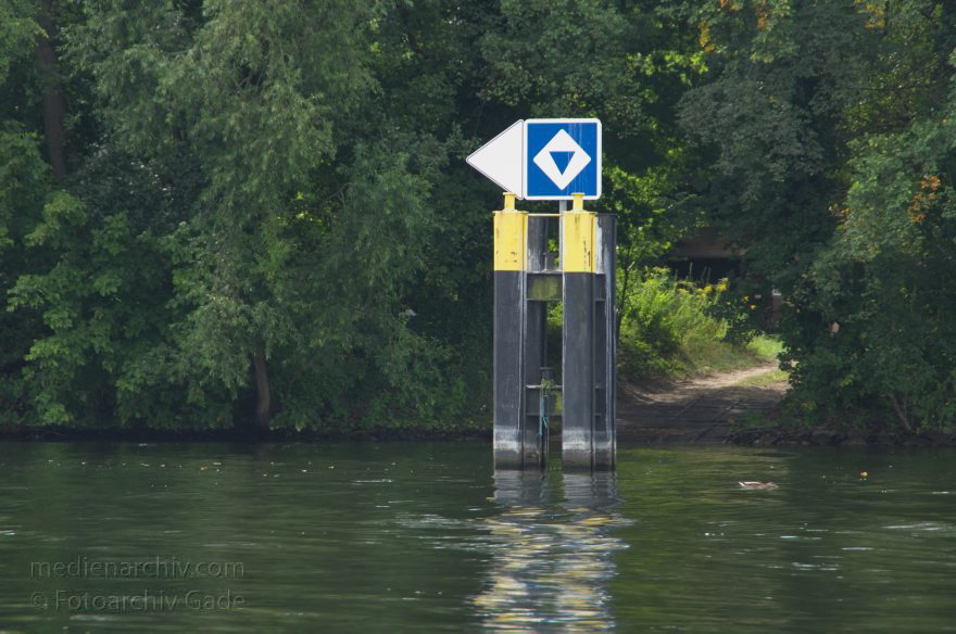 Brandenburg. Potsdam. Weisser See. Teil des Sacrow-Paretzer Kanals
20. 8. 2012. Brandenburg. Potsdam. Weisser See. Teil des Sacrow-Paretzer Kanals. Anlegestelle für Binnenschiffe mit gefährlicher Ladung.
Schlüsselwörter: Brandenburg;Deutschland;Germany;Potsdam;Sacrow-Paretzer Kanal;2012;Weisser See
