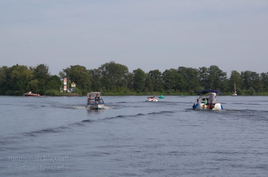 Brandenburg. Paretz. Fluss Havel. Motorboote. Sportboote
18. 8. 2012. Brandenburg. Paretz. Fluss Havel. Motorboote. Sportboote
Schlüsselwörter: Brandenburg;Deutschland;Fluss;Germany;Havel;Motoroboote;2012;Paretz