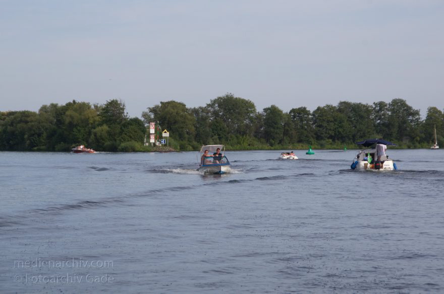 Brandenburg. Paretz. Fluss Havel. Motorboote. Sportboote
18. 8. 2012. Brandenburg. Paretz. Fluss Havel. Motorboote. Sportboote
Schlüsselwörter: Brandenburg;Deutschland;Fluss;Germany;Havel;Motoroboote;2012;Paretz