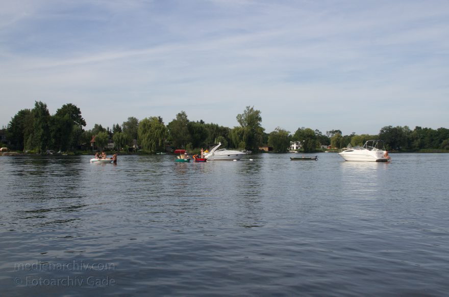Brandenburg. Paretz. Fluss Havel.
18. 8. 2012. Brandenburg. Paretz. Fluss Havel.
Schlüsselwörter: baden;Brandenburg;Deutschland;Fluss;Germany;Havel;Motorboote;Paretz;Sandbank;2012;Sportboote