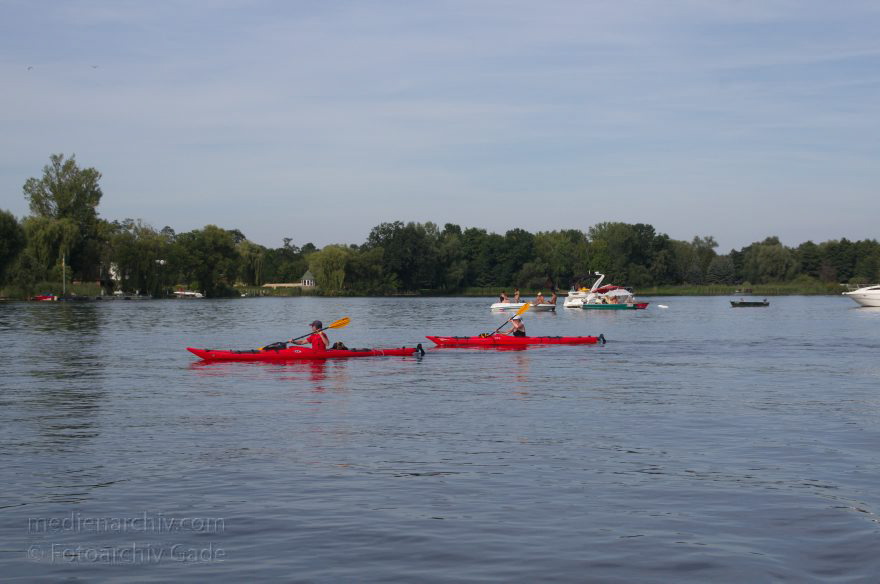 Brandenburg. Paretz. Fluss Havel.
18. 8. 2012. Brandenburg. Paretz. Fluss Havel. Kanus
Schlüsselwörter: baden;Brandenburg;Deutschland;Fluss;Germany;Havel;Kanus;Motorboote;Paretz;Sandbank;2012;Sportboote