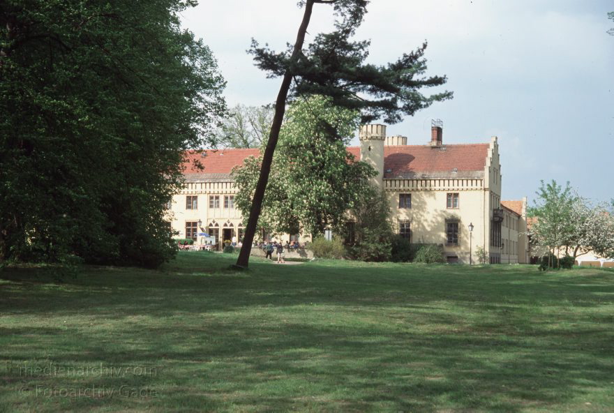 Brandenburg. Werder. Ortsteil Petzow. Schloss am Schwielowsee. Hotel
30. 4. 2000. Brandenburg. Werder. Ortsteil Petzow. Schloss am Schwielowsee. Hotel. Restaurant. Herrenhaus derer von Kaehne.
Schlüsselwörter: Brandenburg;Deutschland;Germany;Hotel;Petzow;Schloss;Schwielowsee;2000;Werder