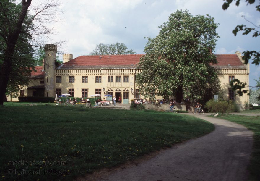 Brandenburg. Werder. Ortsteil Petzow. Schloss am Schwielowsee. Hotel
30. 4. 2000. Brandenburg. Werder. Ortsteil Petzow. Schloss am Schwielowsee. Hotel. Restaurant. Herrenhaus derer von Kaehne.
Schlüsselwörter: Brandenburg;Deutschland;Germany;Hotel;Petzow;Schloss;Schwielowsee;2000;Werder