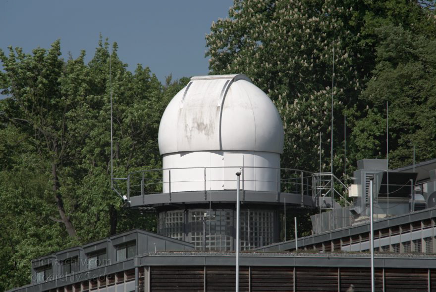 Potsdam. Babelsberg. Sternwarte. Kuppel
26. 4. 2009. Brandenburg. Potsdam. Babelsberg. Sternwarte. Kuppel. Astrophysikalisches Institut.
Schlüsselwörter: Astronomie;Astrophysikalisches Institut;Babelsberg;Brandenburg;Deutschland;Germany;Park;Potsdam;2009;Sternwarte