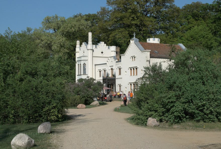 Brandenburg. Potsdam. Babelsberg. Kleines Schloss
26. 4. 2009. Brandenburg. Potsdam. Park Babelsberg. Kleines Schloss. Cafe. Restaurant
Schlüsselwörter: Babelsberg;Brandenburg;Café;Deutschland;Germany;Kleines Schloss;Park;Park Babelsberg;Potsdam;2009;Restaurant