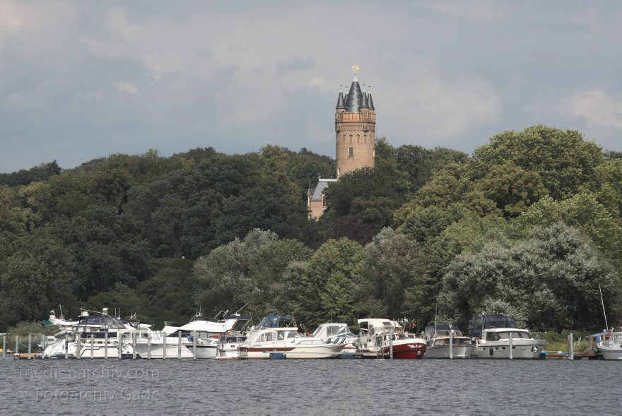 Potsdam. Park Babelsberg an der Havel. Tiefer See. Flatowturm
25. 6. 2011. Brandenburg. Potsdam. Park Babelsberg an der Havel. Tiefer See. Flatowturm. Marina. Yachthafen
Schlüsselwörter: Babelsberg;Brandenburg;Deutschland;Flatowturm;Germany;Havel;Marina;Park;Park Babelsberg;Potsdam;Tiefer See;Yachtahfen;2011;Yachthafen