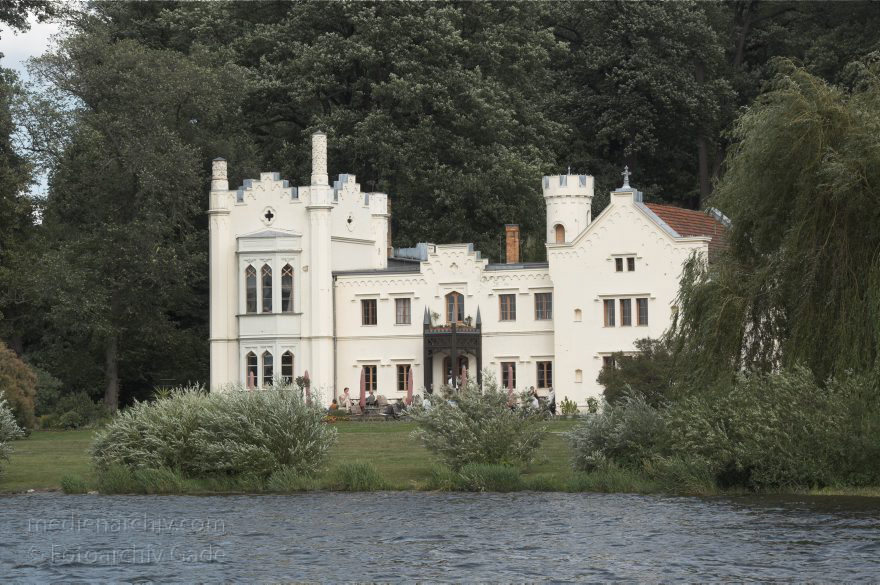 Brandenburg. Potsdam. Babelsberg. Kleines Schloss
25. 6. 2011. Brandenburg. Potsdam. Park Babelsberg an der Havel. Tiefer See. Kleines Schloss
Schlüsselwörter: Babelsberg;Brandenburg;Deutschland;Germany;Havel;Kleines Schloss;Park;Park Babelsberg;Potsdam;2011;Tiefer See