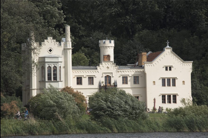 Brandenburg. Potsdam. Babelsberg. Kleines Schloss
25. 6. 2011. Brandenburg. Potsdam. Park Babelsberg an der Havel. Tiefer See. Kleines Schloss
Schlüsselwörter: Babelsberg;Brandenburg;Deutschland;Germany;Havel;Kleines Schloss;Park;Park Babelsberg;Potsdam;2011;Tiefer See