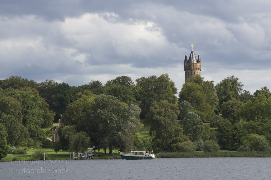 Potsdam. Park Babelsberg
28. 8. 2011. Brandenburg. Potsdam. Park Babelsberg. Flatowturm
Schlüsselwörter: Babelsberg;Boote;Brandenburg;Deutschland;Flatowturm;Germany;Havel;Motorboote;Park;Park Babelsberg;2011;Potsdam