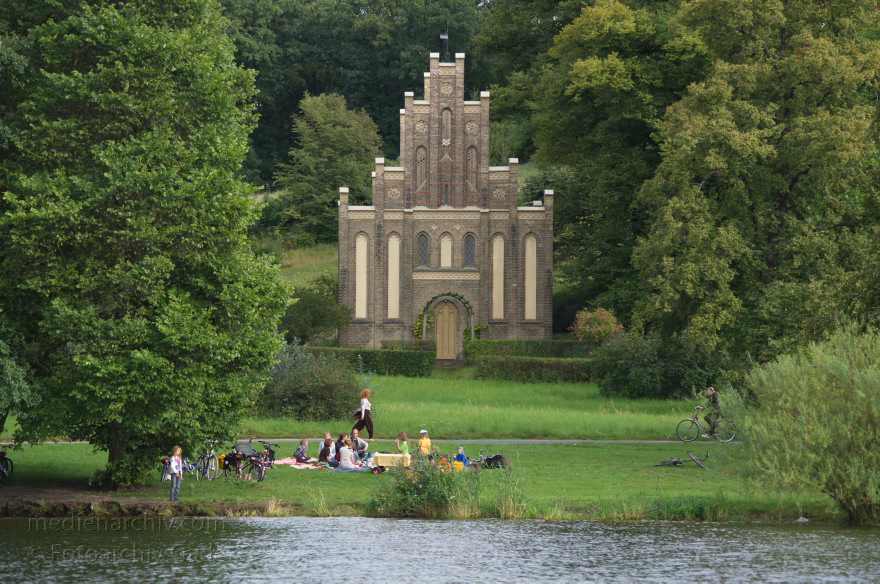 Potsdam. Park Babelsberg
28. 8. 2011. Brandenburg. Potsdam. Park Babelsberg
Schlüsselwörter: Babelsberg;Boote;Brandenburg;Deutschland;Germany;Havel;Motorboote;Park;Park Babelsberg;2011;Potsdam