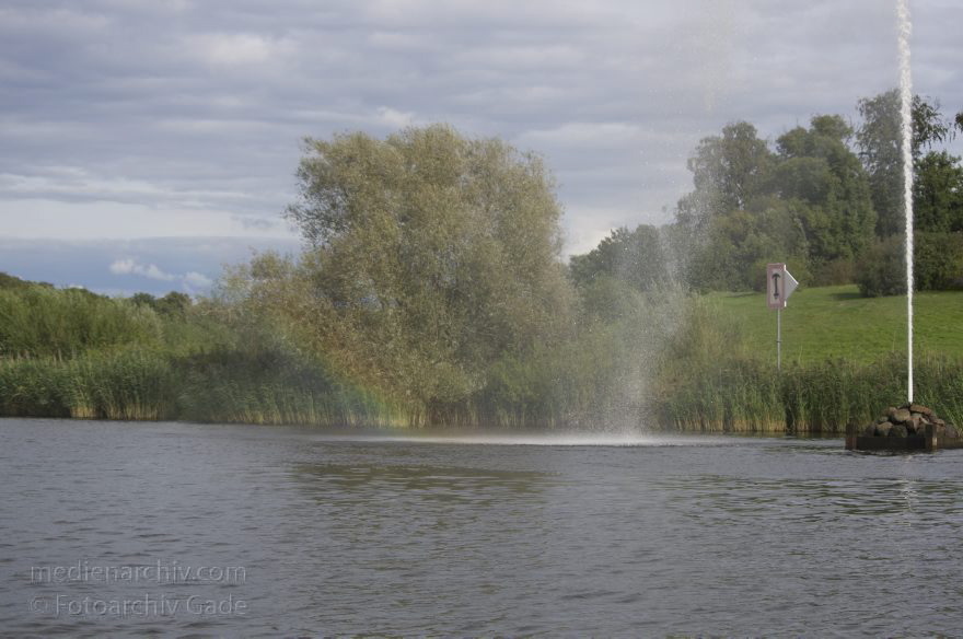 Potsdam. Park Babelsberg
28. 8. 2011. Brandenburg. Potsdam. Park Babelsberg. Havel. Tiefer See mit Fontäne und Regenbogen
Schlüsselwörter: Babelsberg;Boote;Brandenburg;Deutschland;Germany;Havel;Motorboote;Park;Park Babelsberg;2011;Potsdam