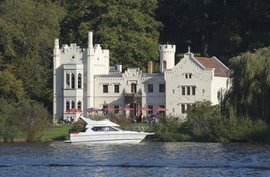 Brandenburg. Potsdam. Babelsberg. Kleines Schloss
1. 10. 2011. Brandenburg. Potsdam. Babelsberg. Havel. Tiefer See.
Schlüsselwörter: Babelsberg;Brandenburg;Deutschland;Germany;Havel;Park;Potsdam;2011;Tiefer See