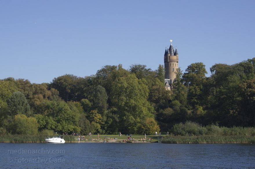 Potsdam. Babelsberg. Tiefer See. Flatowturm
2. 9. 2011. Brandenburg. Potsdam. Babelsberg. FlatowturmFluss Havel. Tiefer See.
Schlüsselwörter: Babelsberg;Brandenburg;Deutschland;Flatowturm;Fluss;Germany;Havel;Park;Potsdam;2011;Tiefer See