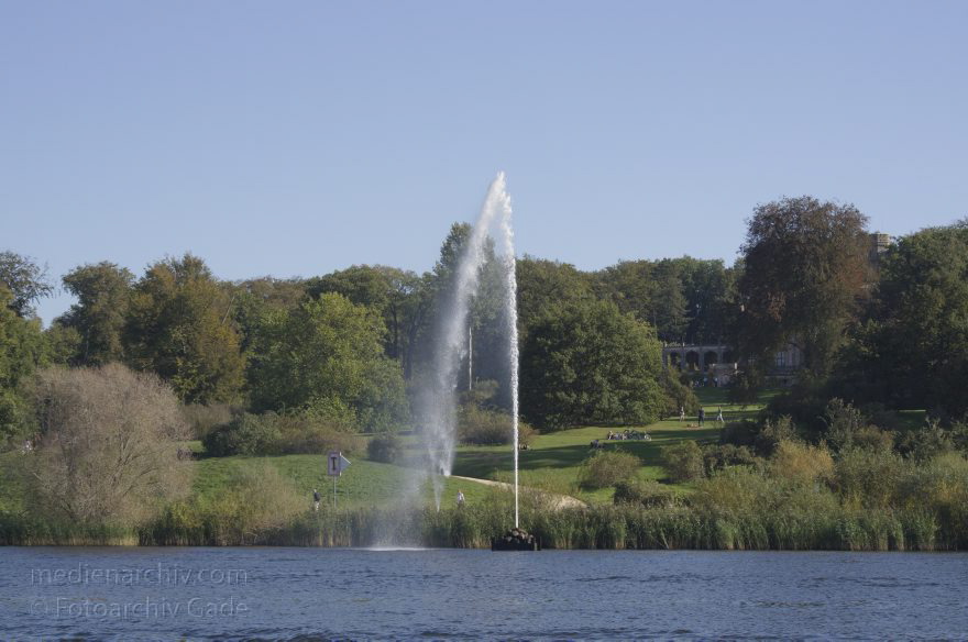 Potsdam. Havel. Tiefer See. Föntane vor dem Park Babelsberg
2. 9. 2011. Brandenburg. Potsdam. Havel. Tiefer See. Föntane vor dem Park Babelsberg
Schlüsselwörter: Babelsberg;Brandenburg;Deutschland;Fluss;Fontäne;Germany;Havel;Park;Potsdam;2011;Tiefer See